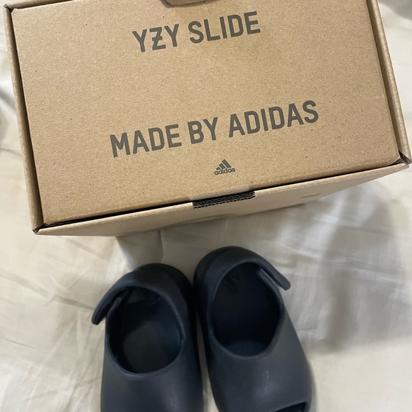 Preloved BLACK ADIDAS YEZZY SLIDES - Picture 10 of 15